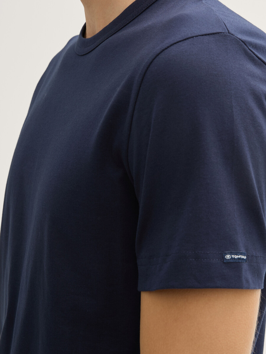 schmal geschnittenes t-shirt mit stretchanteil