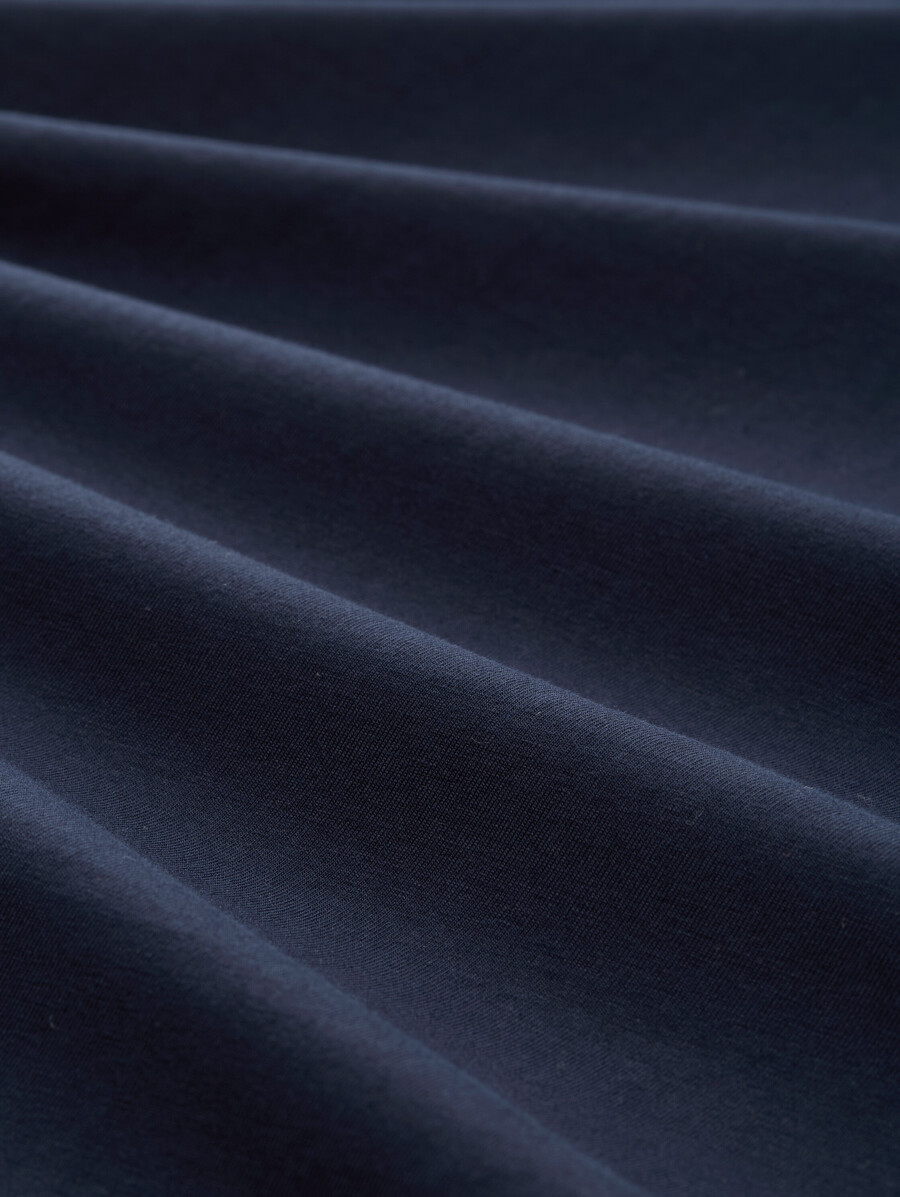 schmal geschnittenes t-shirt mit stretchanteil