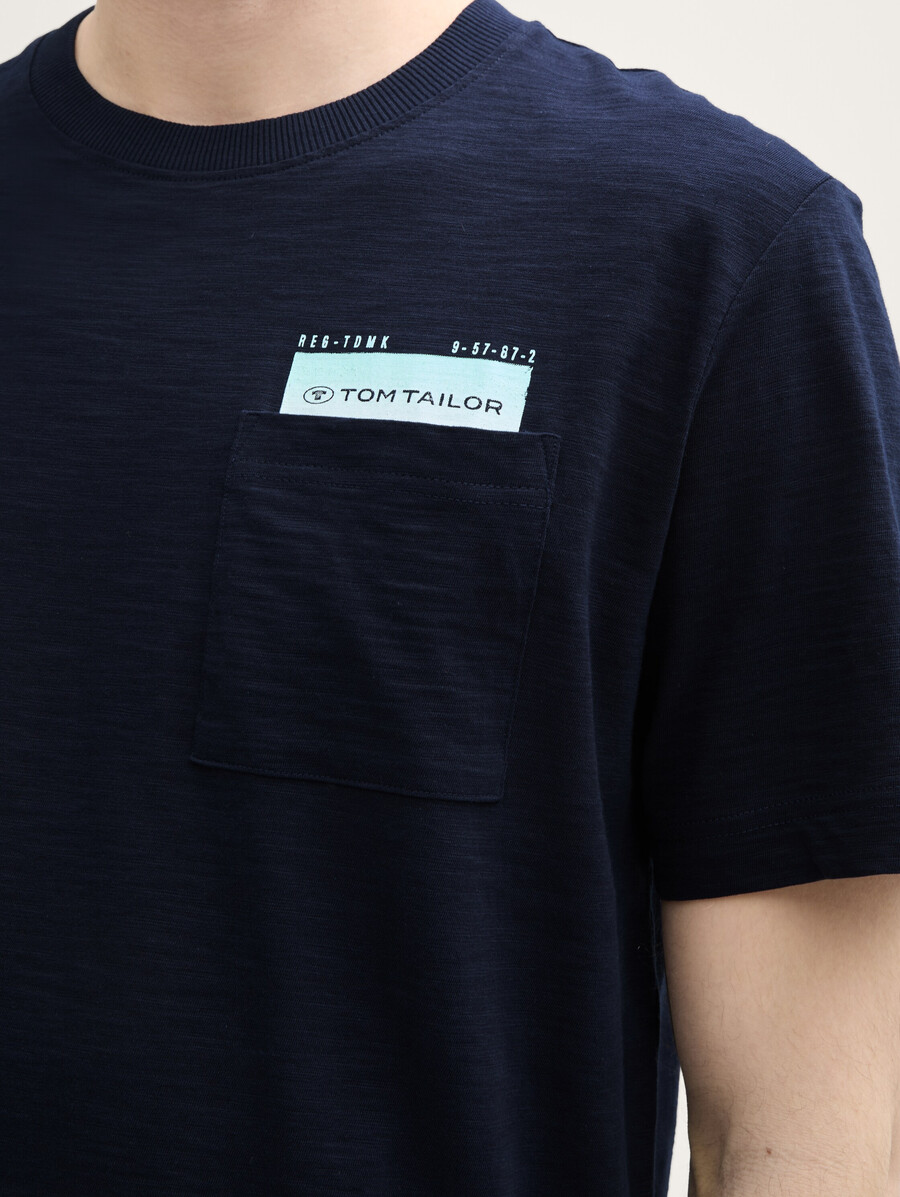 t-shirt mit brusttasche