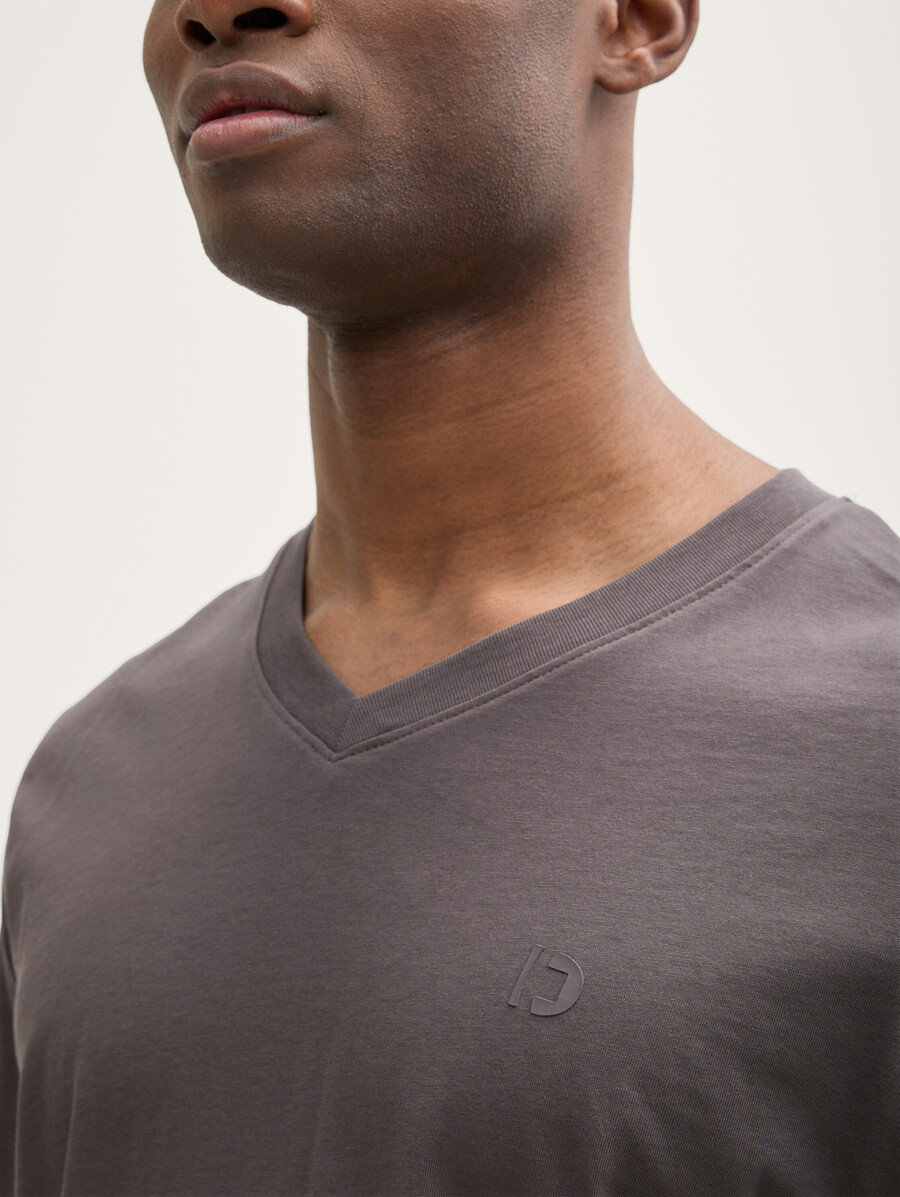 einfaches t-shirt mit v-ausschnitt