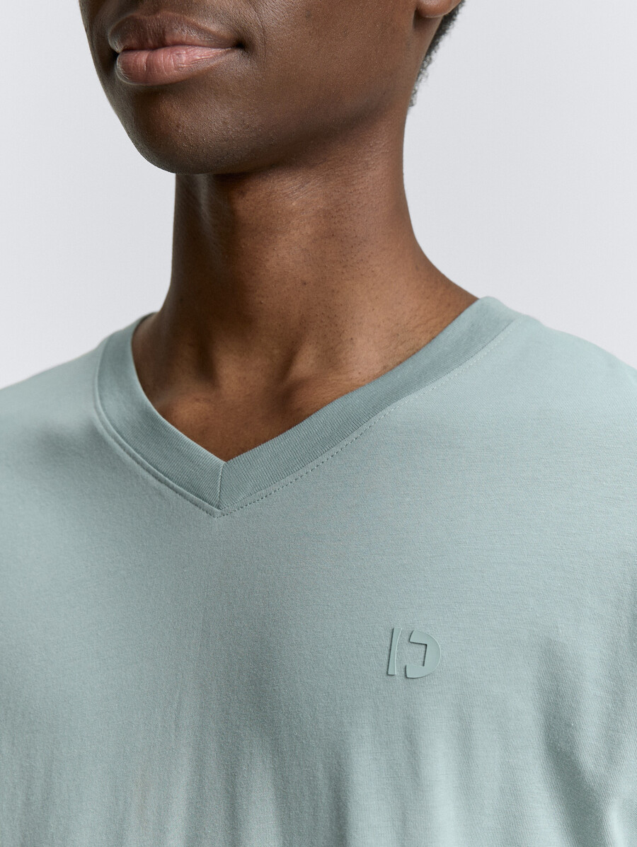 einfaches t-shirt mit v-ausschnitt