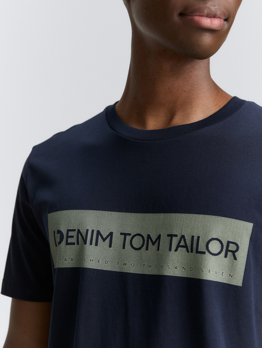 einfaches t-shirt mit logodruck