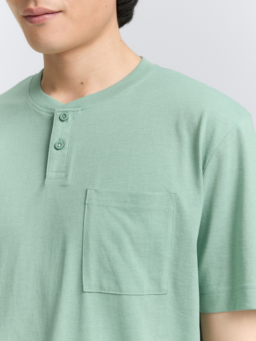 henley-t-shirt mit brusttasche