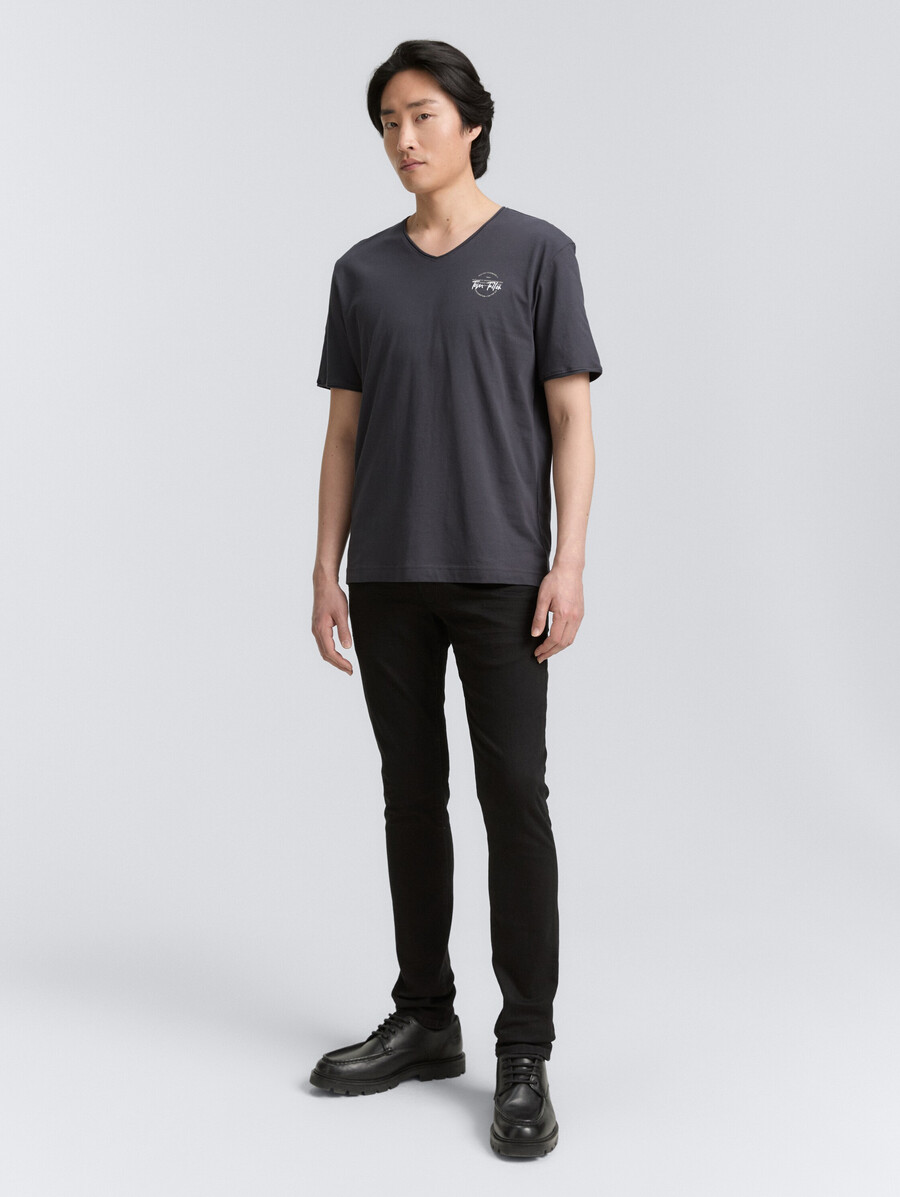 t-shirt mit v-ausschnitt