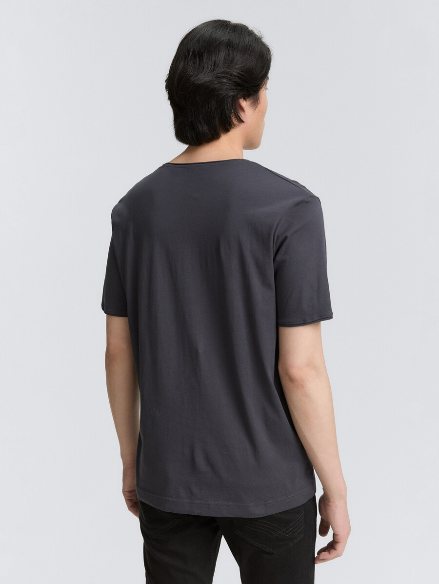 t-shirt mit v-ausschnitt