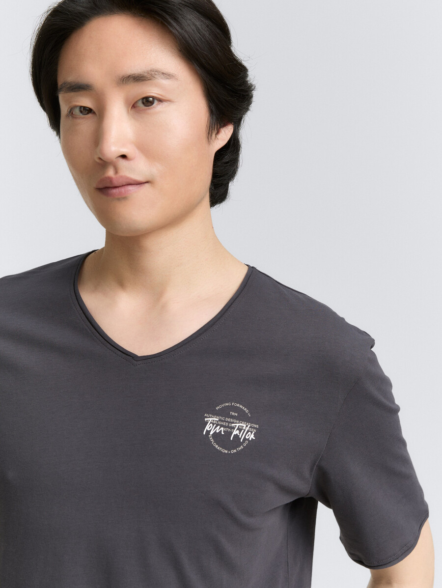 t-shirt mit v-ausschnitt