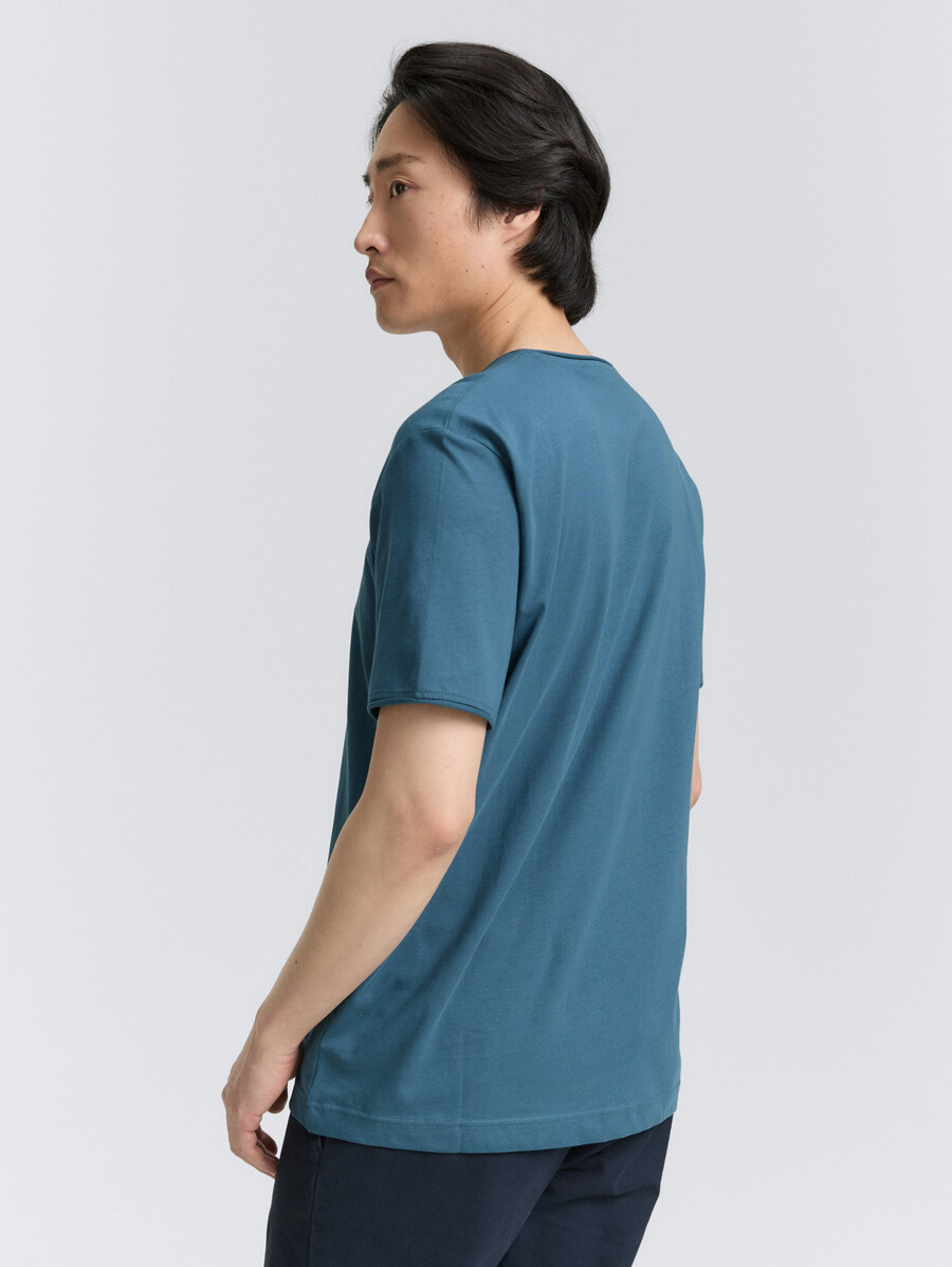 t-shirt mit v-ausschnitt