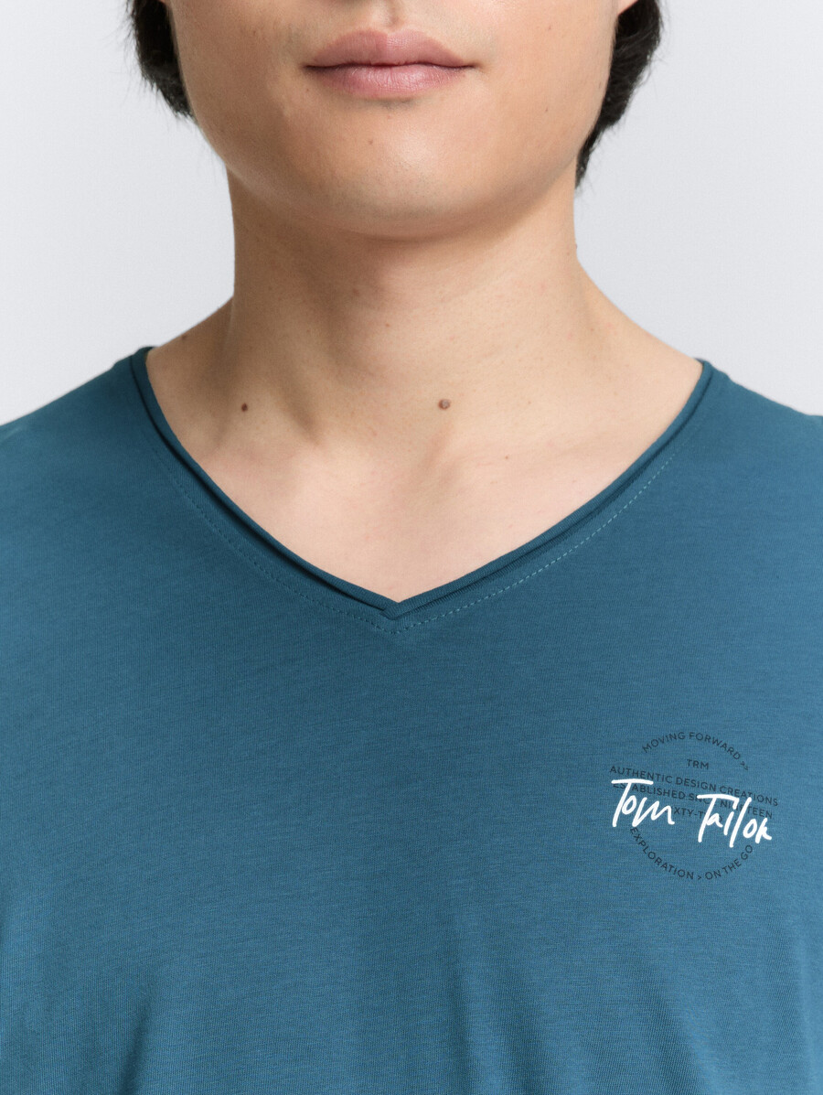 t-shirt mit v-ausschnitt