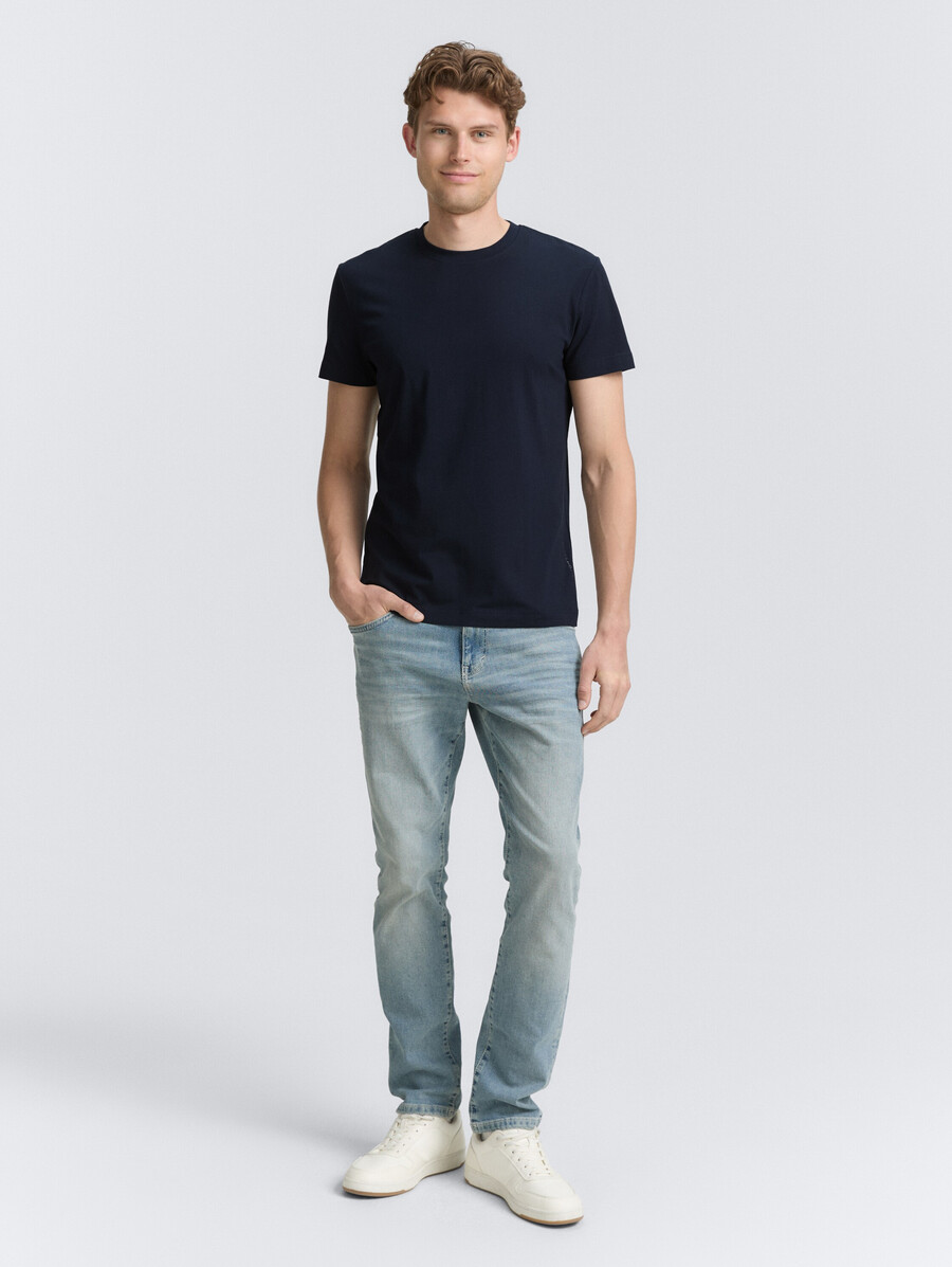 schmal geschnittenes t-shirt mit stretchanteil