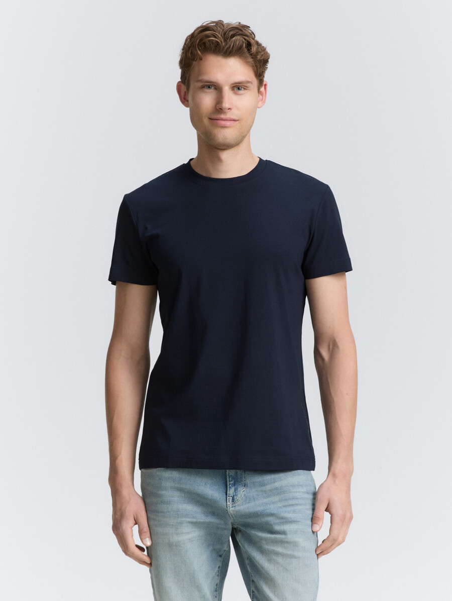 schmal geschnittenes t-shirt mit stretchanteil