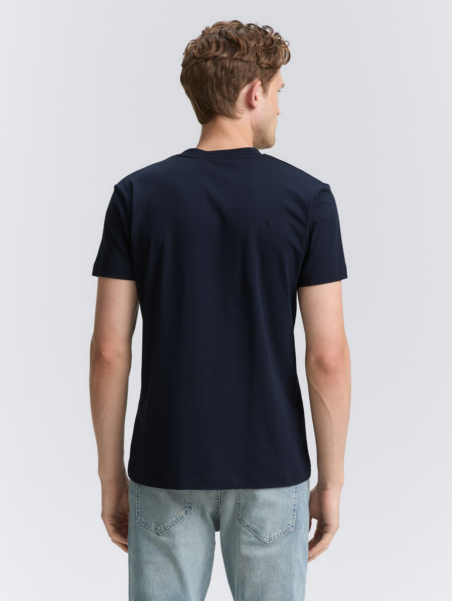 schmal geschnittenes t-shirt mit stretchanteil