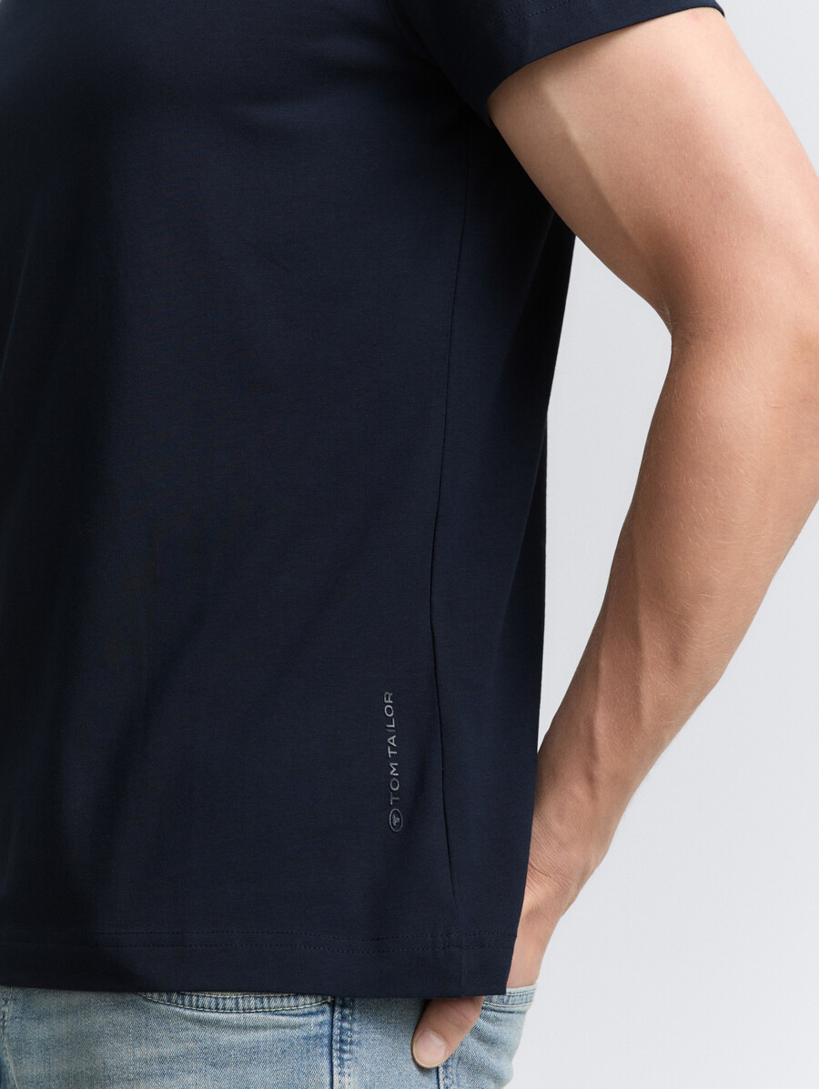 schmal geschnittenes t-shirt mit stretchanteil