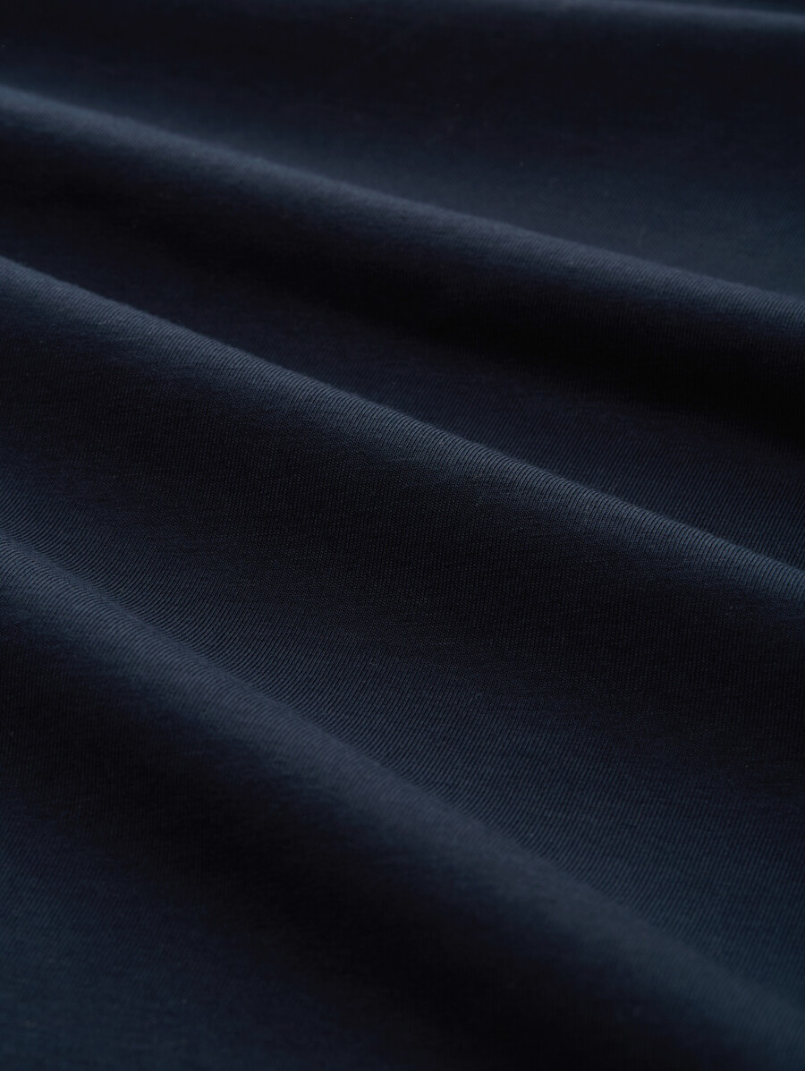 schmal geschnittenes t-shirt mit stretchanteil