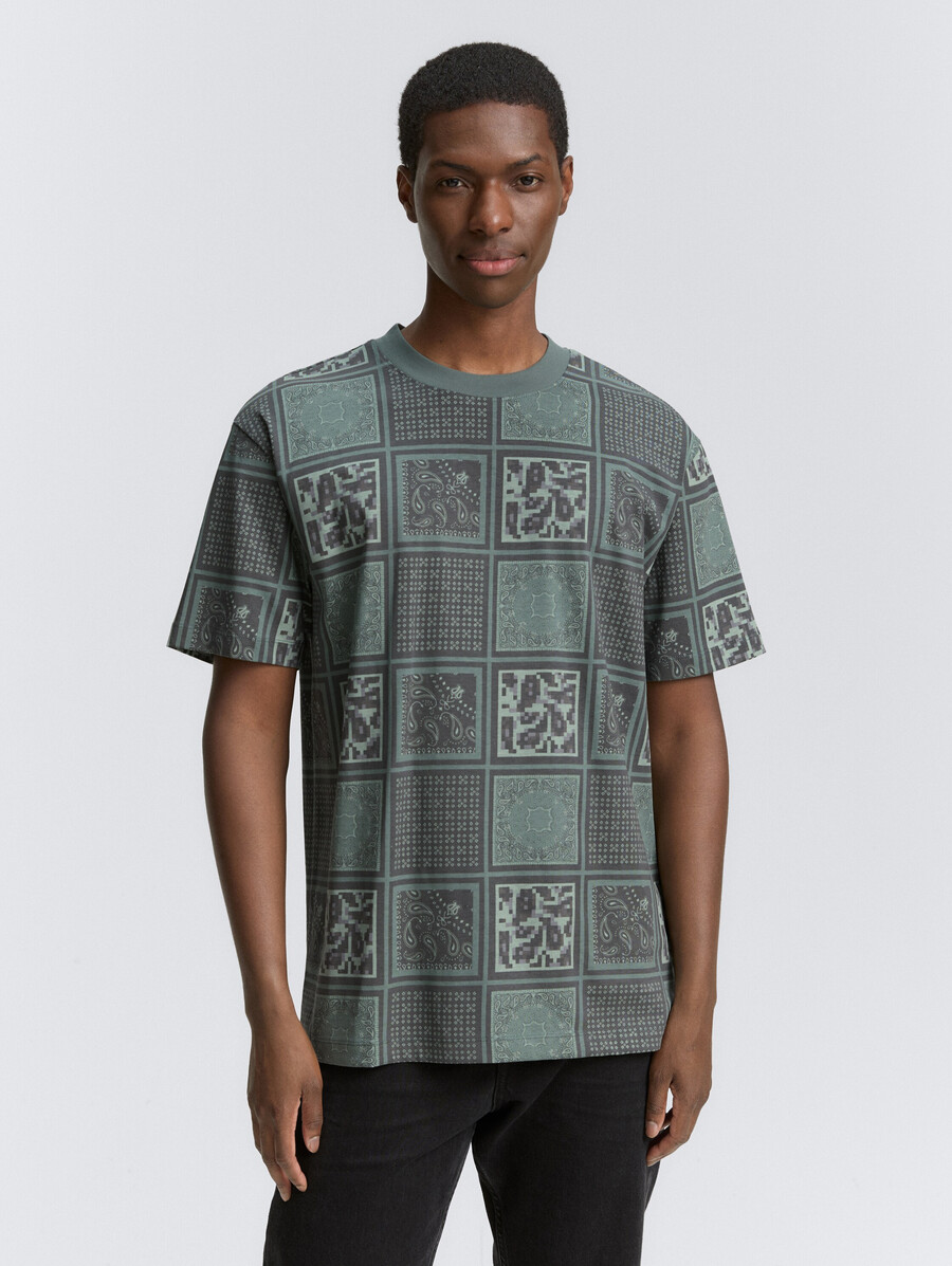 lässiges t-shirt mit muster