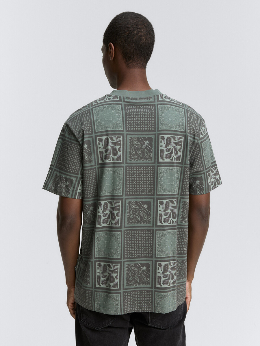 lässiges t-shirt mit muster