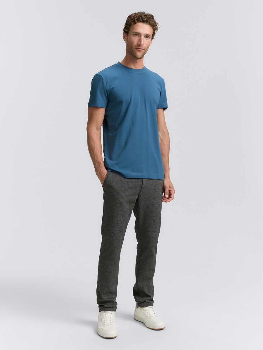 schmal geschnittenes t-shirt mit stretchanteil