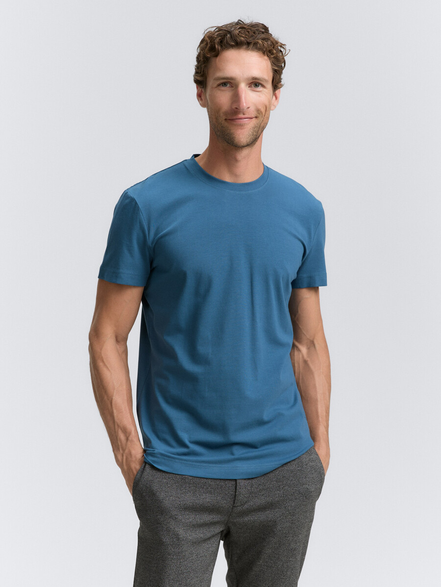 schmal geschnittenes t-shirt mit stretchanteil