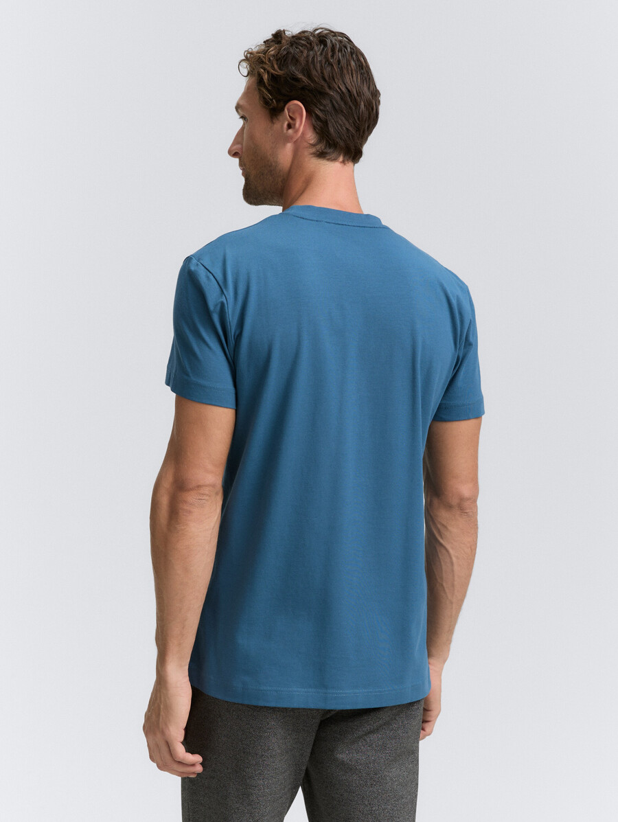 schmal geschnittenes t-shirt mit stretchanteil
