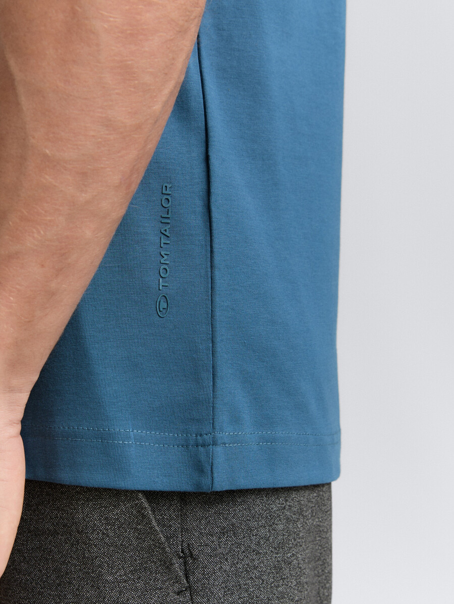 schmal geschnittenes t-shirt mit stretchanteil
