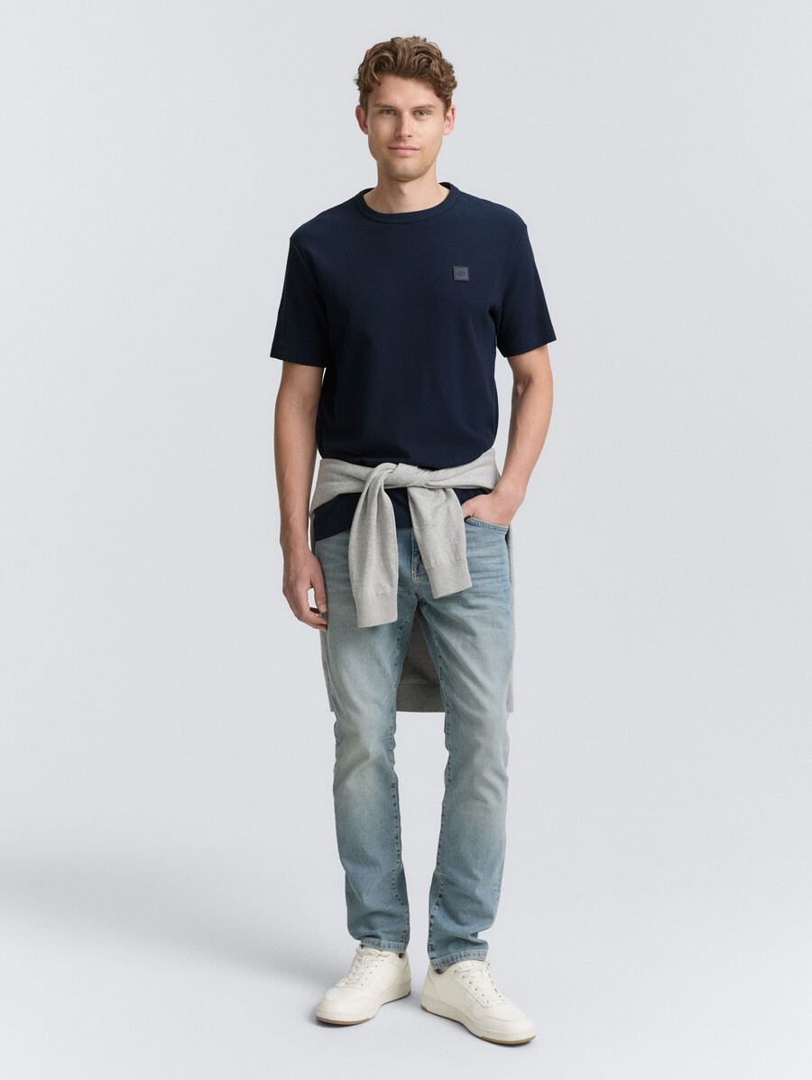 t-shirt mit logo-aufnäher