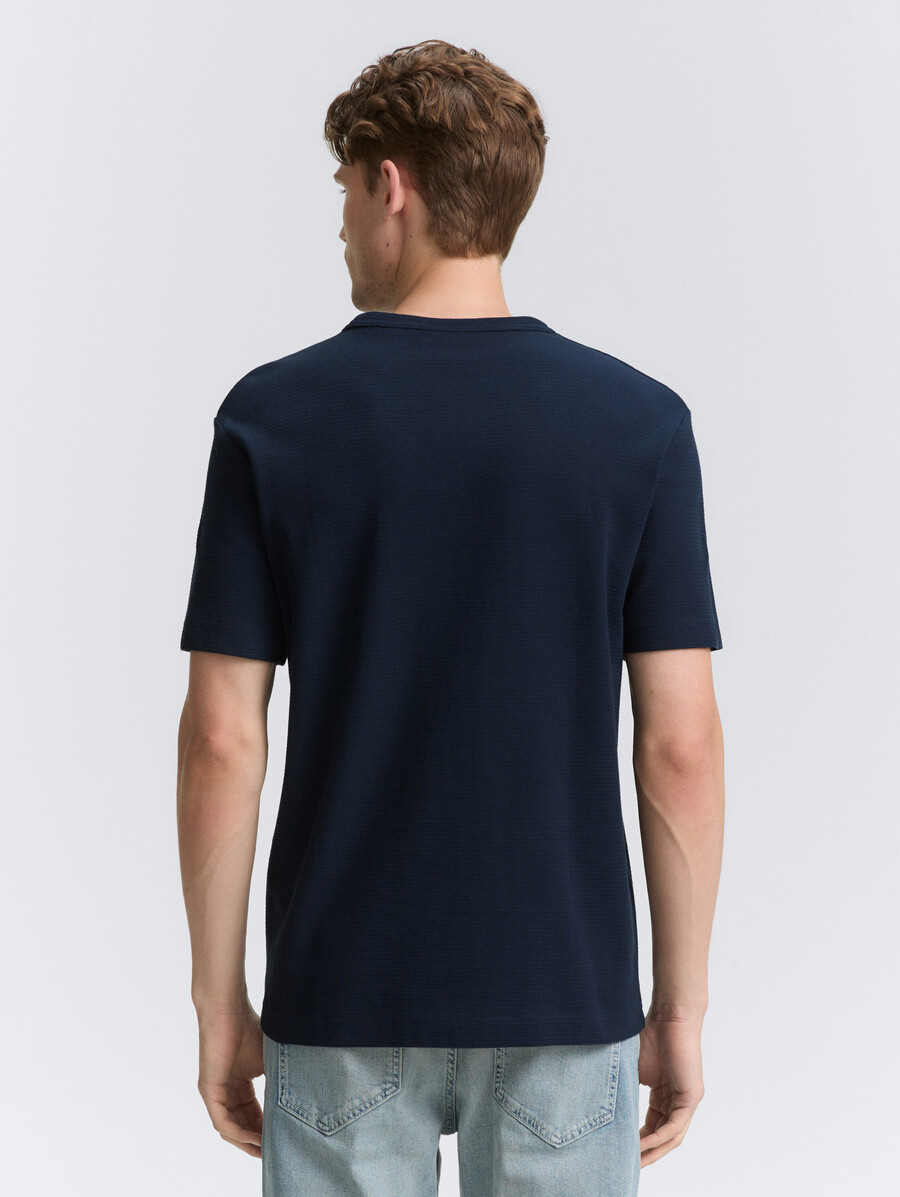 t-shirt mit logo-aufnäher