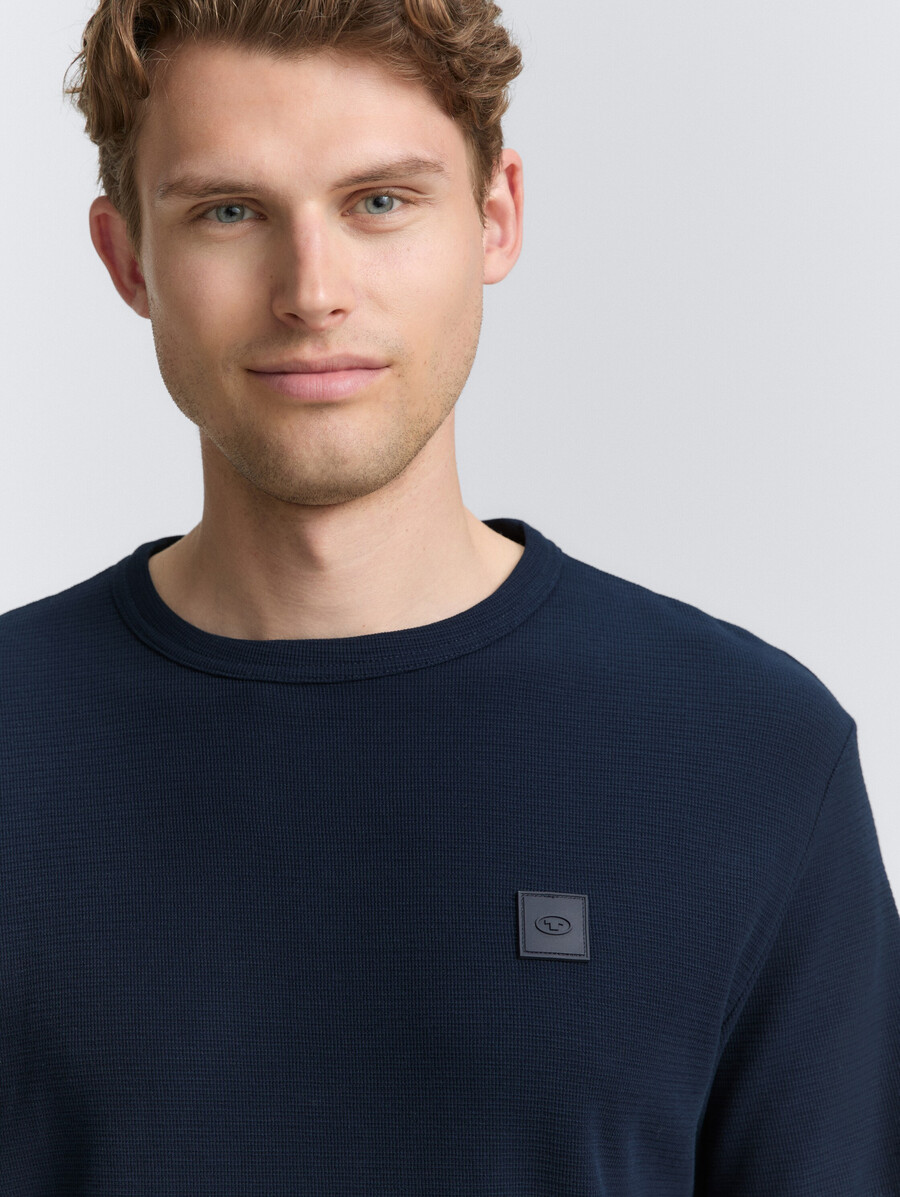 t-shirt mit logo-aufnäher