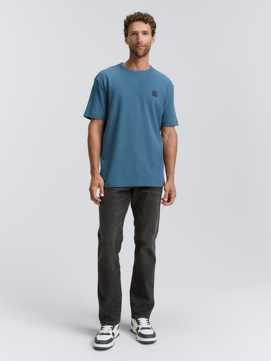 t-shirt mit logo-aufnäher