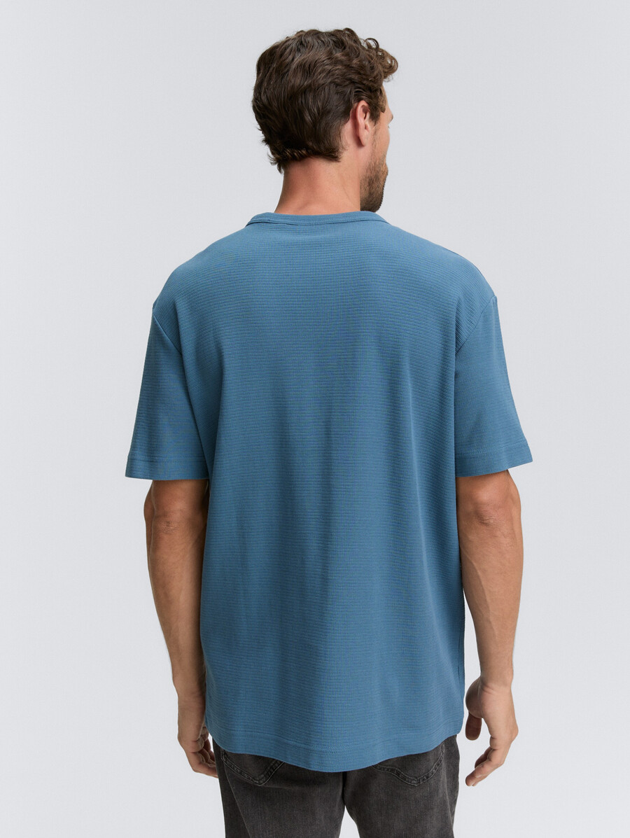 t-shirt mit logo-aufnäher