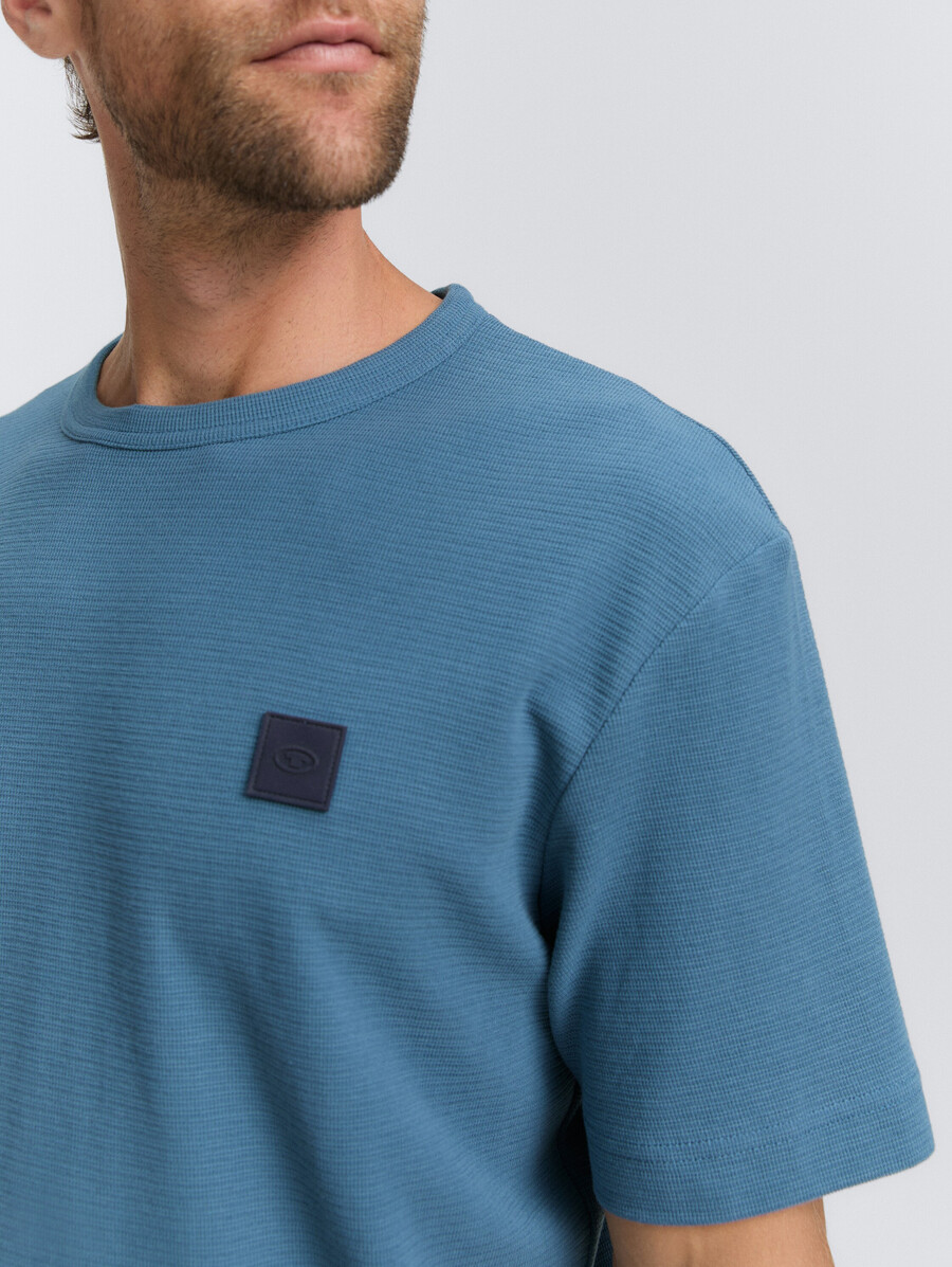 t-shirt mit logo-aufnäher