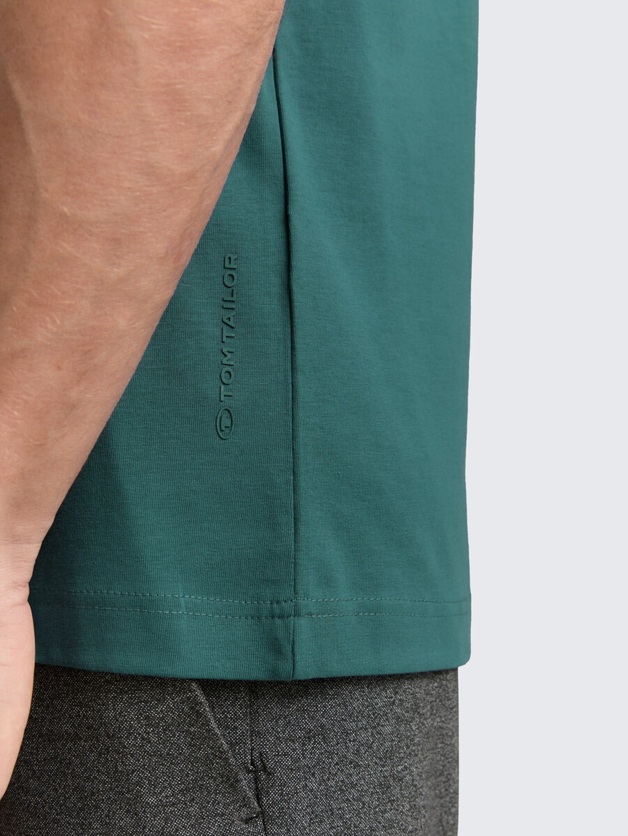 schmal geschnittenes t-shirt mit stretchanteil