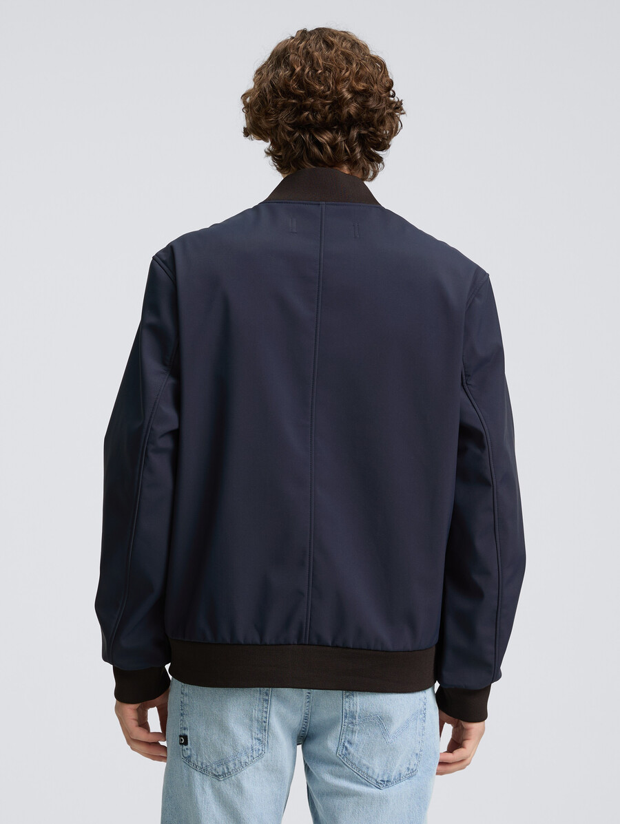 softshelljacke im bomberstil