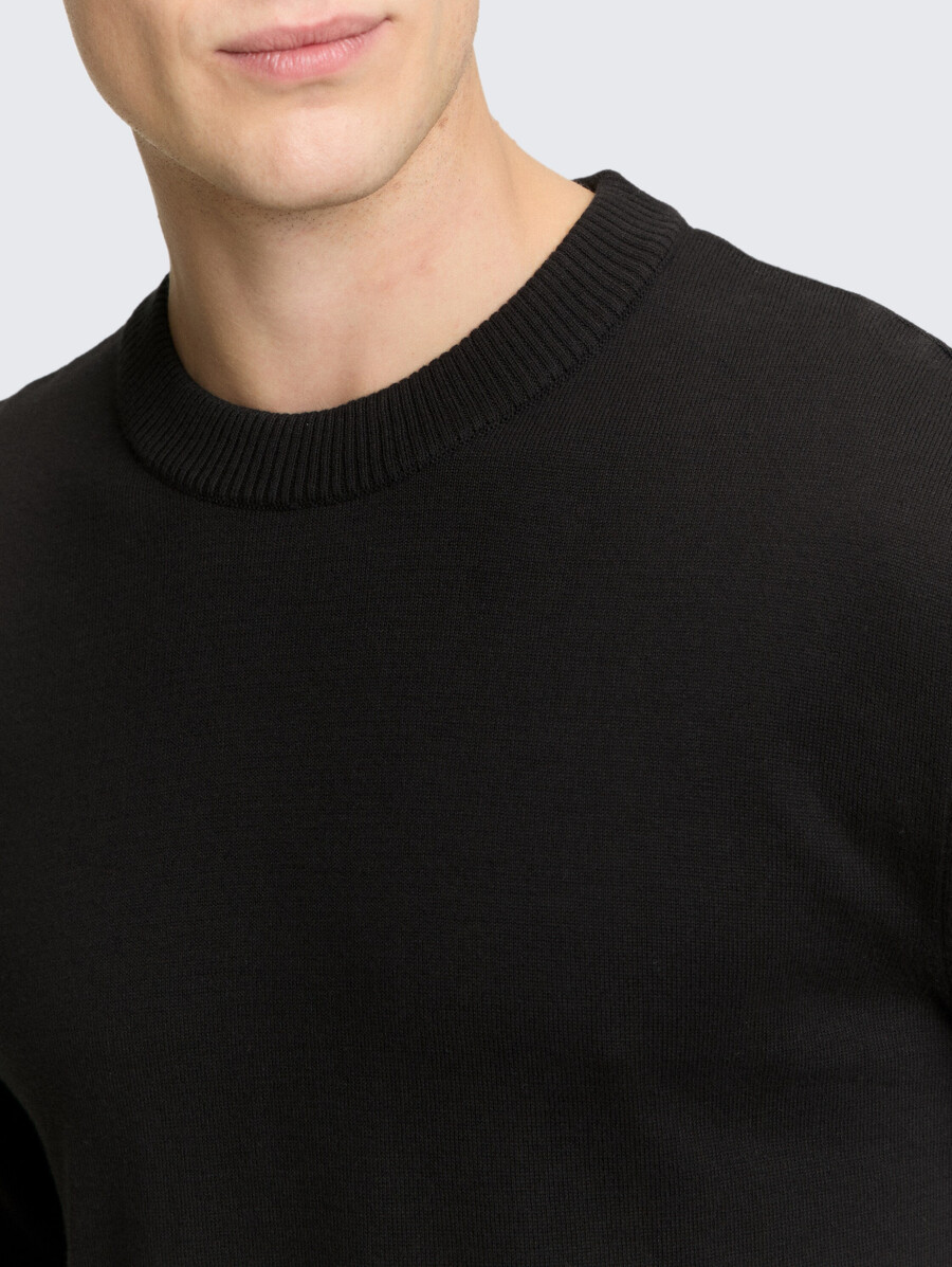 einfacher strickpullover aus baumwolle