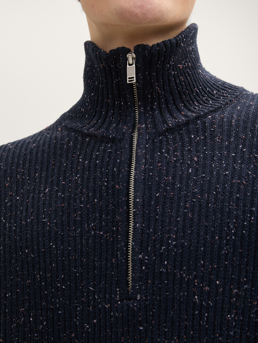 gestrickter pullover mit reißverschlusskragen aus noppengarn