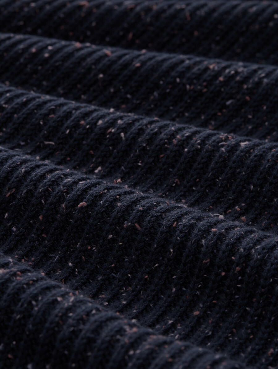 gestrickter pullover mit reißverschlusskragen aus noppengarn