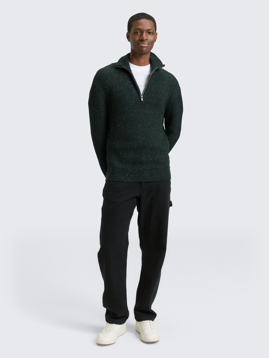 gestrickter pullover mit reißverschlusskragen aus noppengarn