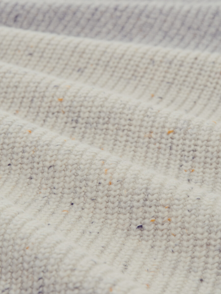 strickpullover mit strukturierter materialmischung
