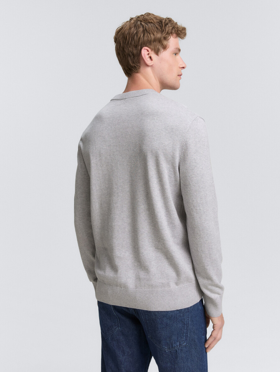 einfacher strickpullover aus baumwolle