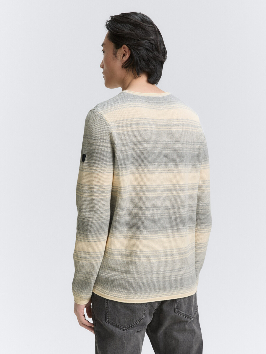 gestrickter pullover mit streifenmuster