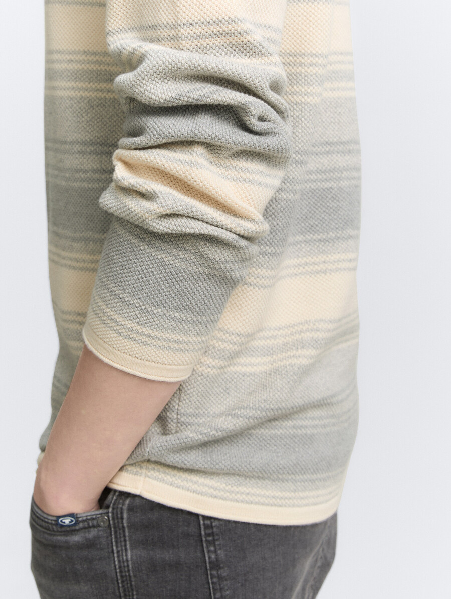 gestrickter pullover mit streifenmuster