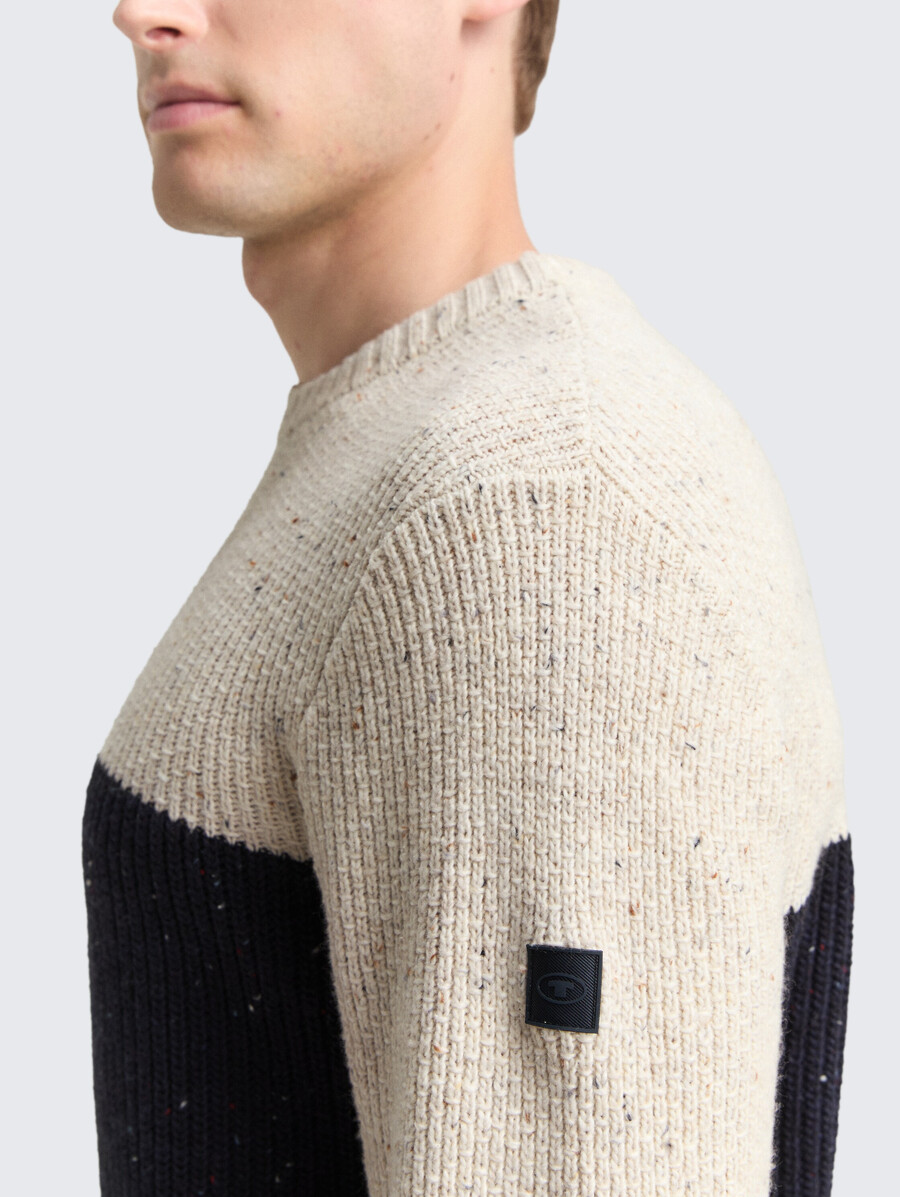 strickpullover mit verschiedenen texturen