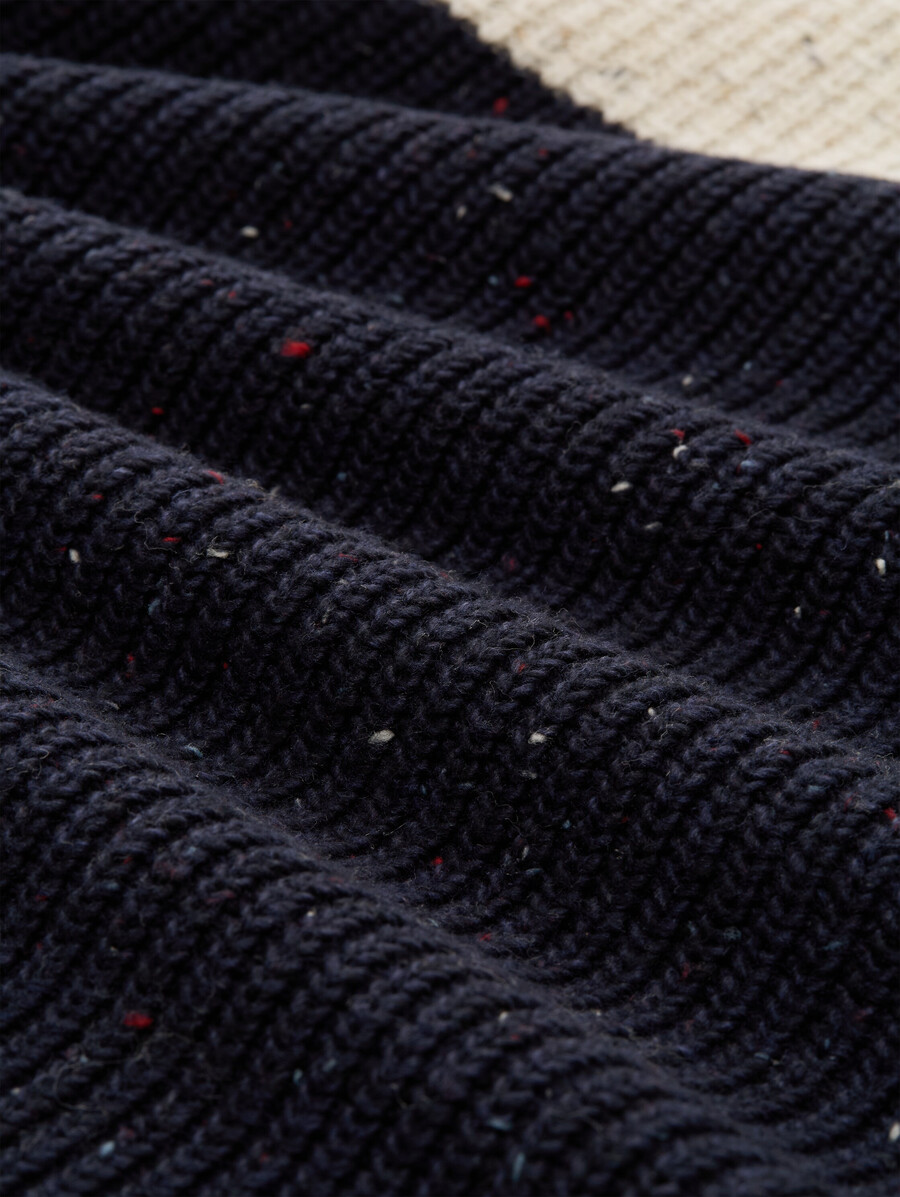 strickpullover mit verschiedenen texturen