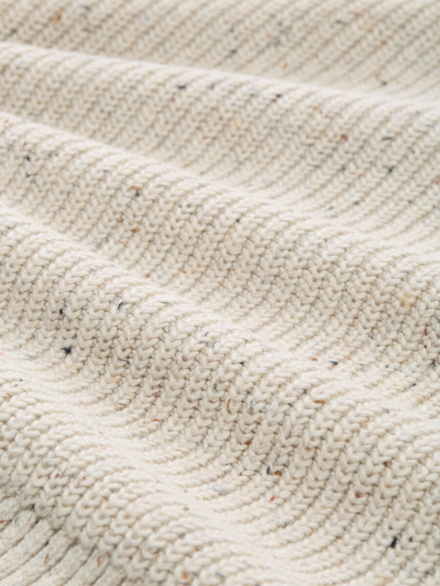 strickpullover mit verschiedenen texturen