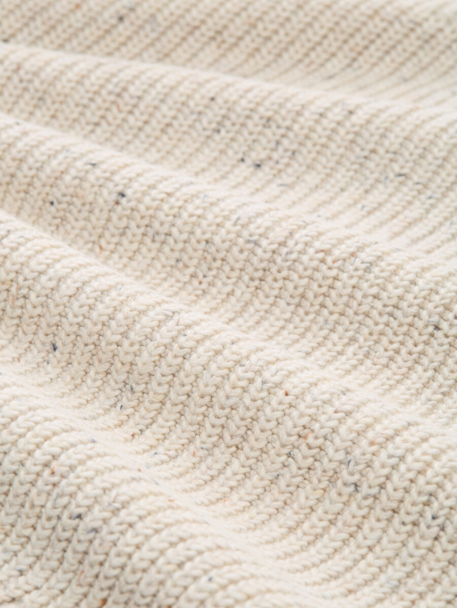strickpullover mit verschiedenen texturen