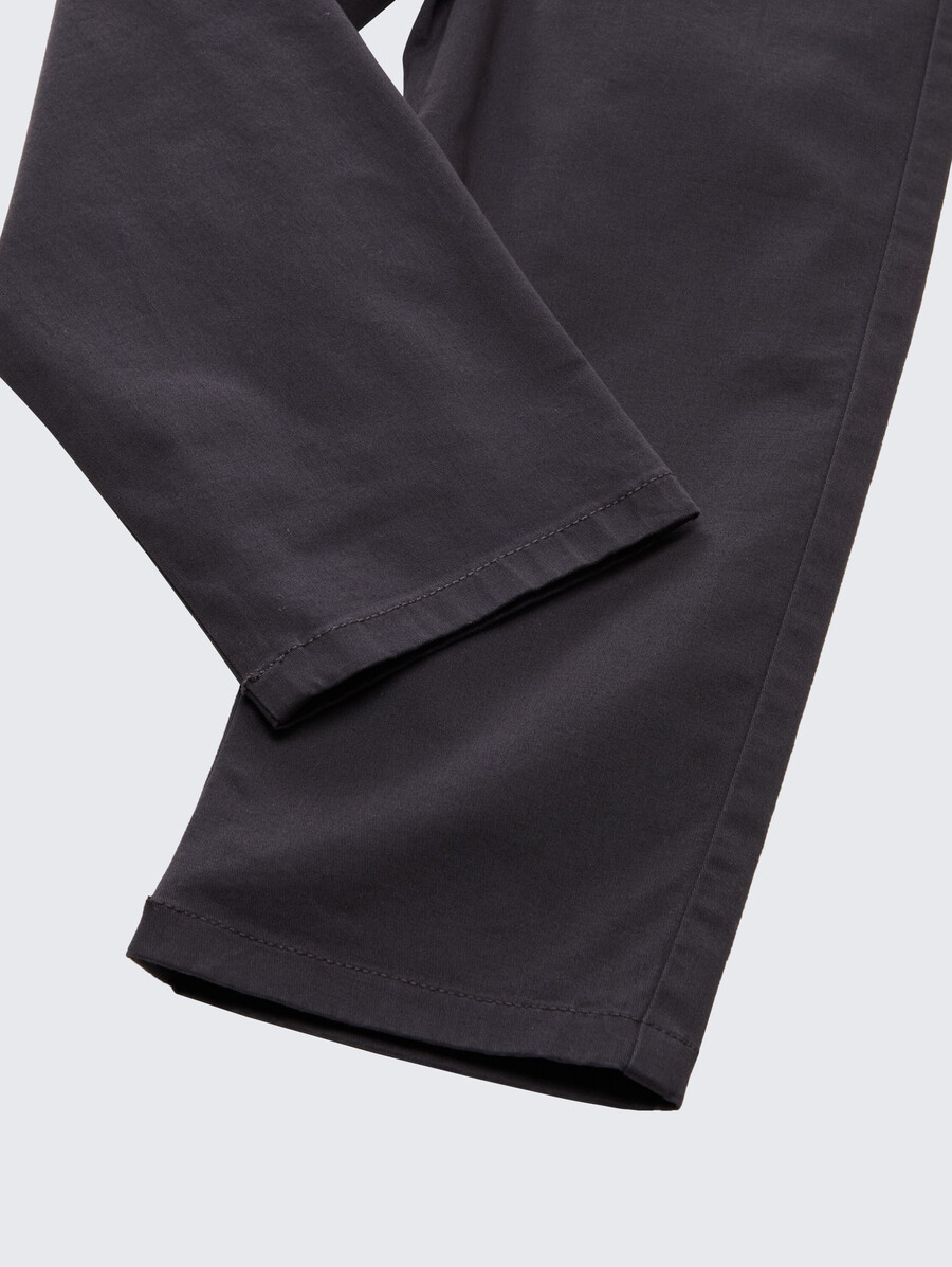 chino-hose mit lockerer passform