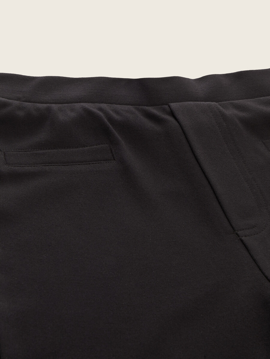 eng anliegende ausgestellte leggings mit stretchanteil