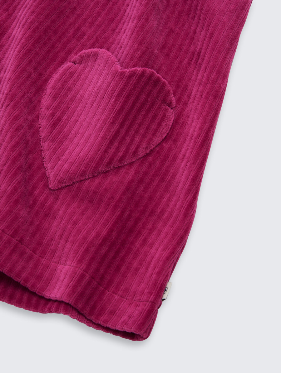 mini-cordkleid mit herzförmigen taschen